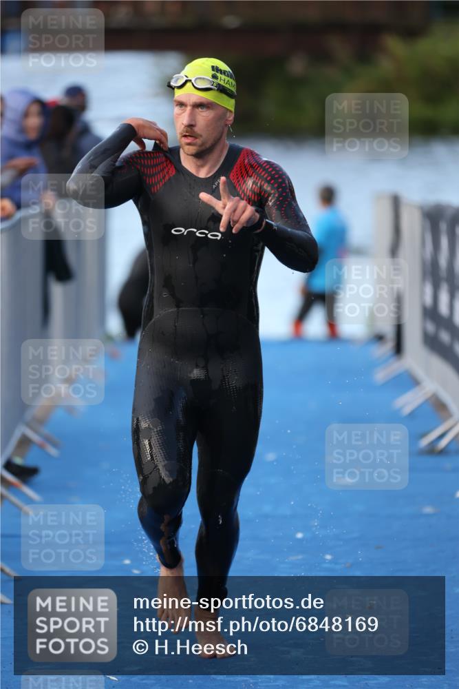 25.08.2024 - Elbe Triathlon Hamburg H.Heesch http://msf.ph/oto/6848169 25.08.2024 08:54:16 Schwimmen 207, 239 meine-sportfotos.de