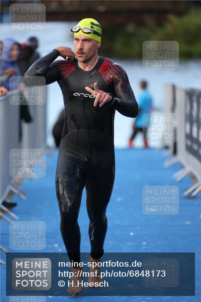 25.08.2024 - Elbe Triathlon Hamburg H.Heesch http://msf.ph/oto/6848173 25.08.2024 08:54:16 Schwimmen 207, 239 meine-sportfotos.de