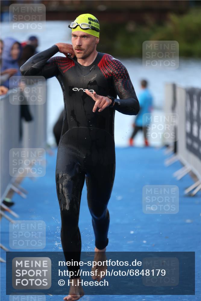 25.08.2024 - Elbe Triathlon Hamburg H.Heesch http://msf.ph/oto/6848179 25.08.2024 08:54:16 Schwimmen 207, 239 meine-sportfotos.de