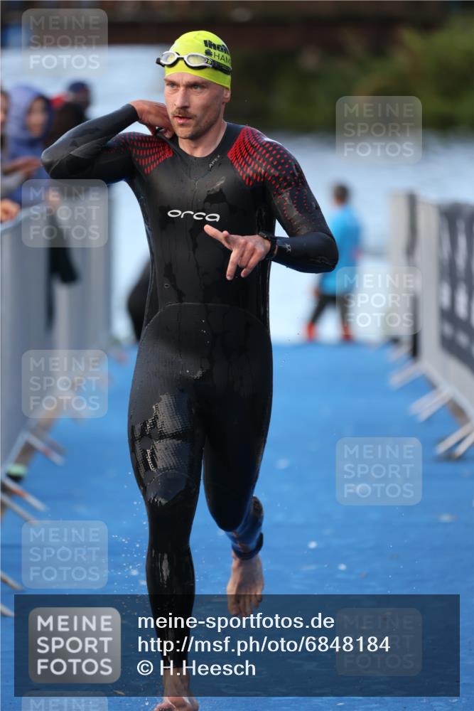 25.08.2024 - Elbe Triathlon Hamburg H.Heesch http://msf.ph/oto/6848184 25.08.2024 08:54:16 Schwimmen 207, 239 meine-sportfotos.de