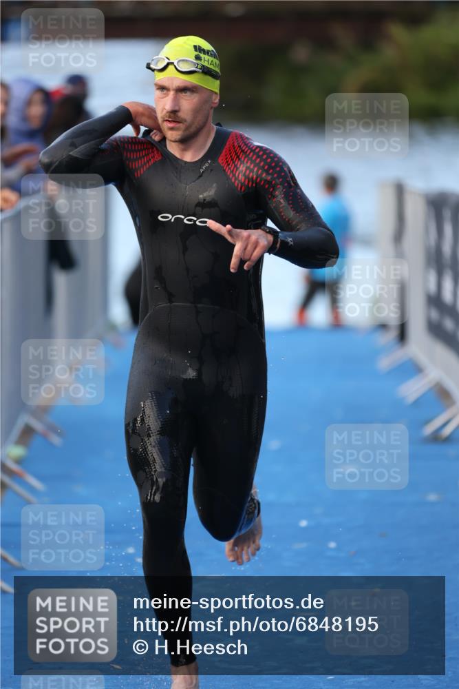 25.08.2024 - Elbe Triathlon Hamburg H.Heesch http://msf.ph/oto/6848195 25.08.2024 08:54:16 Schwimmen 207, 239 meine-sportfotos.de