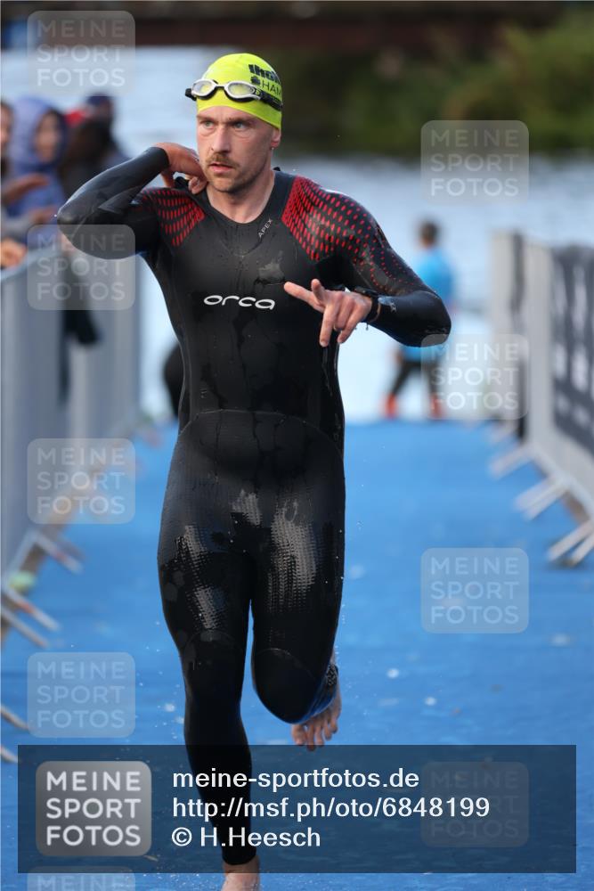 25.08.2024 - Elbe Triathlon Hamburg H.Heesch http://msf.ph/oto/6848199 25.08.2024 08:54:16 Schwimmen 207, 239 meine-sportfotos.de