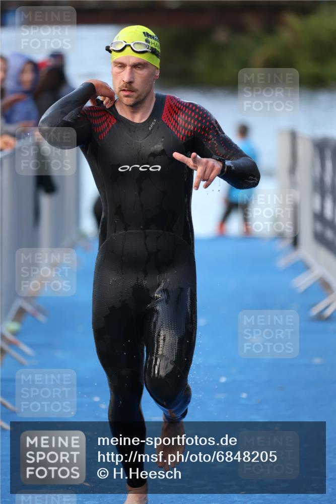 25.08.2024 - Elbe Triathlon Hamburg H.Heesch http://msf.ph/oto/6848205 25.08.2024 08:54:16 Schwimmen 207, 239 meine-sportfotos.de