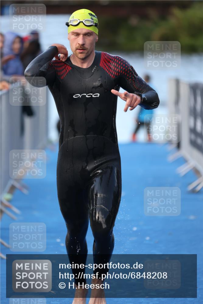 25.08.2024 - Elbe Triathlon Hamburg H.Heesch http://msf.ph/oto/6848208 25.08.2024 08:54:16 Schwimmen 207, 239 meine-sportfotos.de