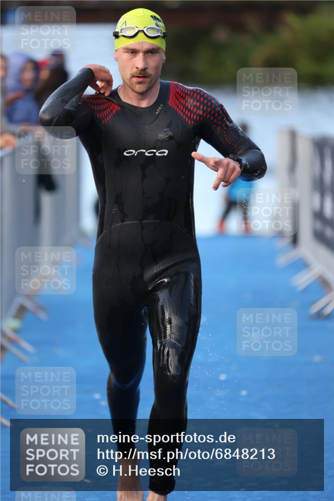 25.08.2024 - Elbe Triathlon Hamburg H.Heesch http://msf.ph/oto/6848213 25.08.2024 08:54:16 Schwimmen 207, 239 meine-sportfotos.de