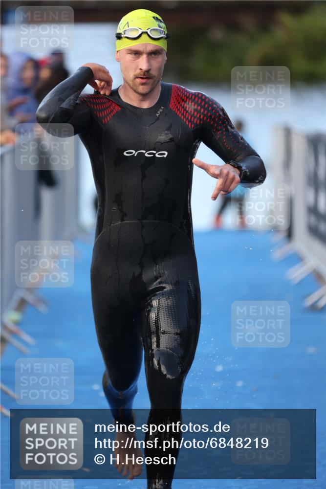 25.08.2024 - Elbe Triathlon Hamburg H.Heesch http://msf.ph/oto/6848219 25.08.2024 08:54:16 Schwimmen 207, 239 meine-sportfotos.de