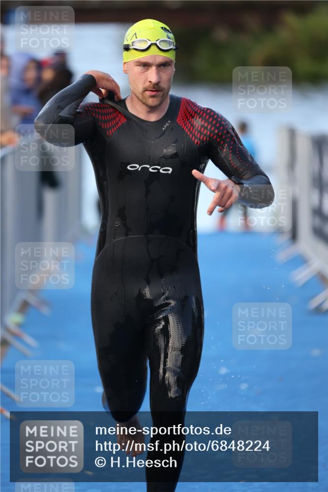 25.08.2024 - Elbe Triathlon Hamburg H.Heesch http://msf.ph/oto/6848224 25.08.2024 08:54:16 Schwimmen 207, 239 meine-sportfotos.de