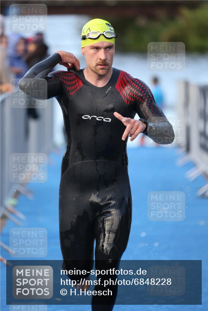 25.08.2024 - Elbe Triathlon Hamburg H.Heesch http://msf.ph/oto/6848228 25.08.2024 08:54:17 Schwimmen 207, 239 meine-sportfotos.de