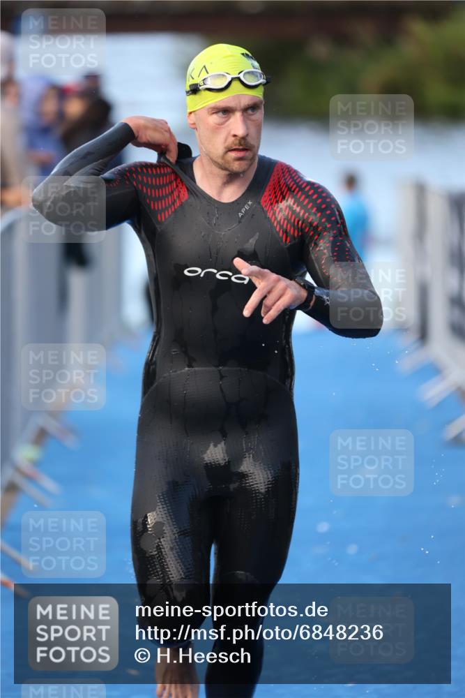 25.08.2024 - Elbe Triathlon Hamburg H.Heesch http://msf.ph/oto/6848236 25.08.2024 08:54:17 Schwimmen 207, 239 meine-sportfotos.de