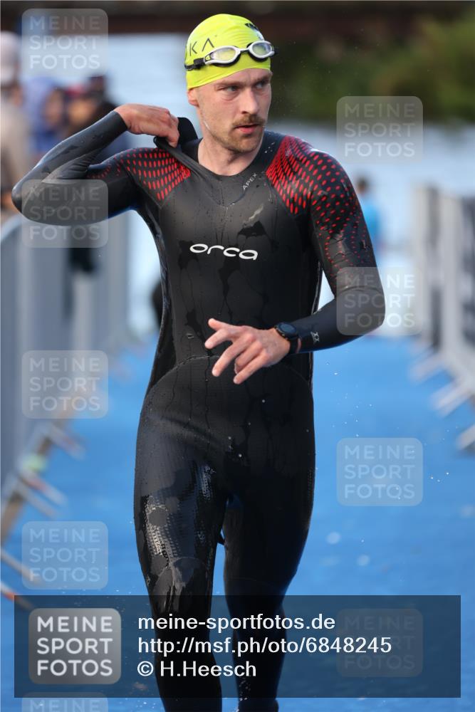 25.08.2024 - Elbe Triathlon Hamburg H.Heesch http://msf.ph/oto/6848245 25.08.2024 08:54:17 Schwimmen 207, 239 meine-sportfotos.de