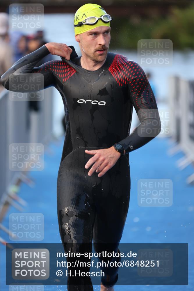 25.08.2024 - Elbe Triathlon Hamburg H.Heesch http://msf.ph/oto/6848251 25.08.2024 08:54:17 Schwimmen 207, 239 meine-sportfotos.de