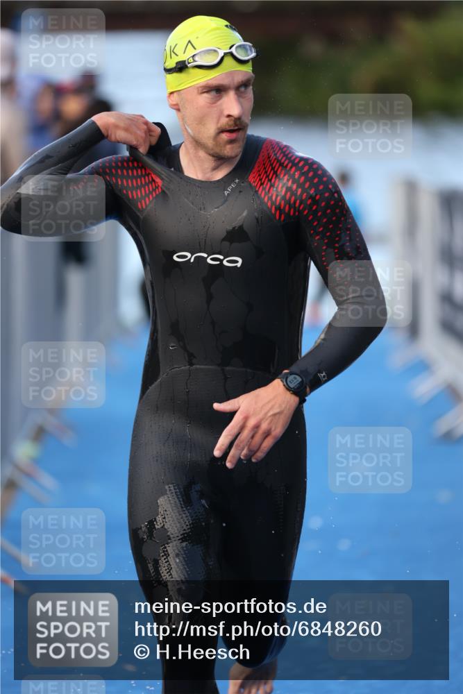 25.08.2024 - Elbe Triathlon Hamburg H.Heesch http://msf.ph/oto/6848260 25.08.2024 08:54:17 Schwimmen 207, 239 meine-sportfotos.de
