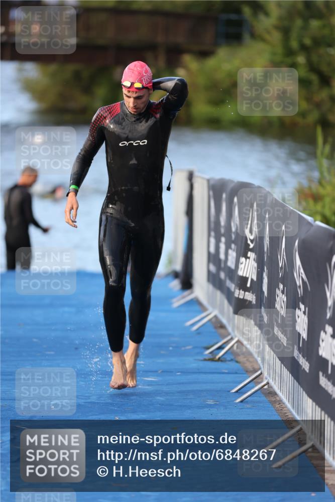 25.08.2024 - Elbe Triathlon Hamburg H.Heesch http://msf.ph/oto/6848267 25.08.2024 08:54:35 Schwimmen 229, 257 meine-sportfotos.de