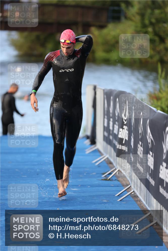 25.08.2024 - Elbe Triathlon Hamburg H.Heesch http://msf.ph/oto/6848273 25.08.2024 08:54:35 Schwimmen 229, 257 meine-sportfotos.de