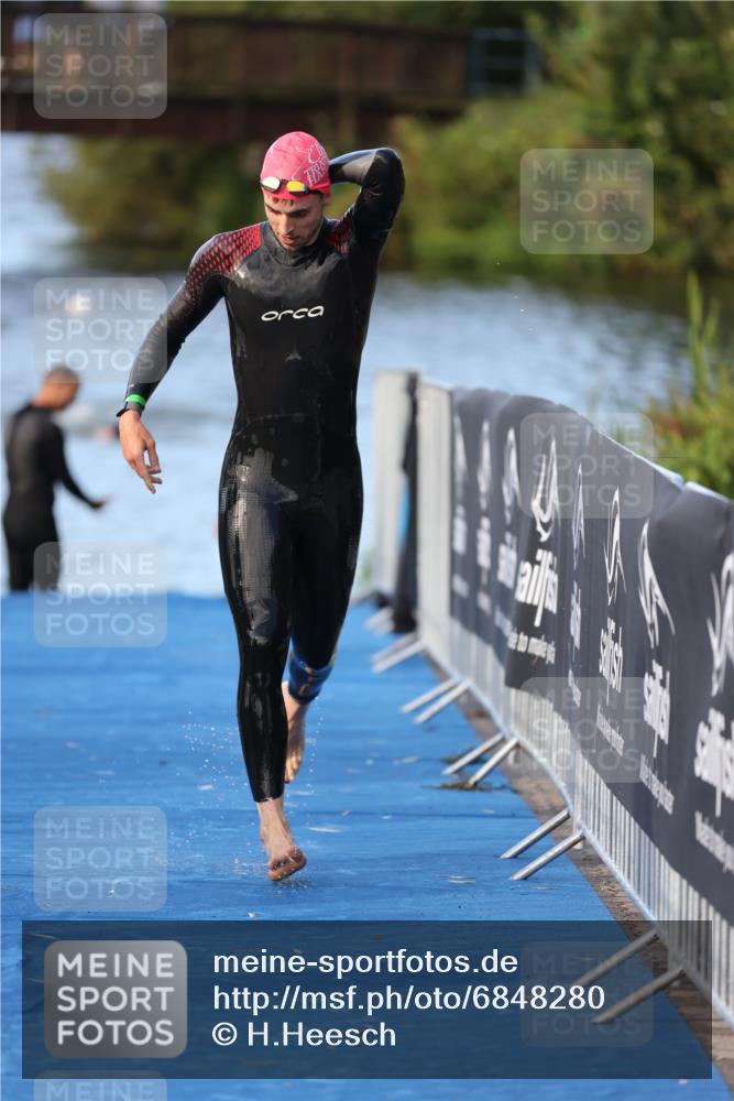 25.08.2024 - Elbe Triathlon Hamburg H.Heesch http://msf.ph/oto/6848280 25.08.2024 08:54:35 Schwimmen 229, 257 meine-sportfotos.de