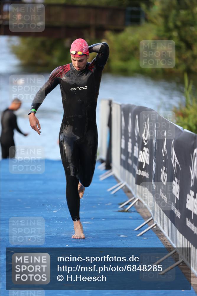 25.08.2024 - Elbe Triathlon Hamburg H.Heesch http://msf.ph/oto/6848285 25.08.2024 08:54:35 Schwimmen 229, 257 meine-sportfotos.de