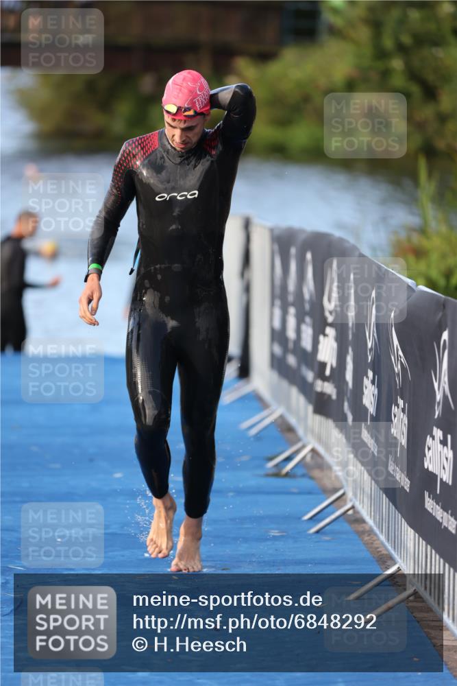 25.08.2024 - Elbe Triathlon Hamburg H.Heesch http://msf.ph/oto/6848292 25.08.2024 08:54:35 Schwimmen 229, 257 meine-sportfotos.de