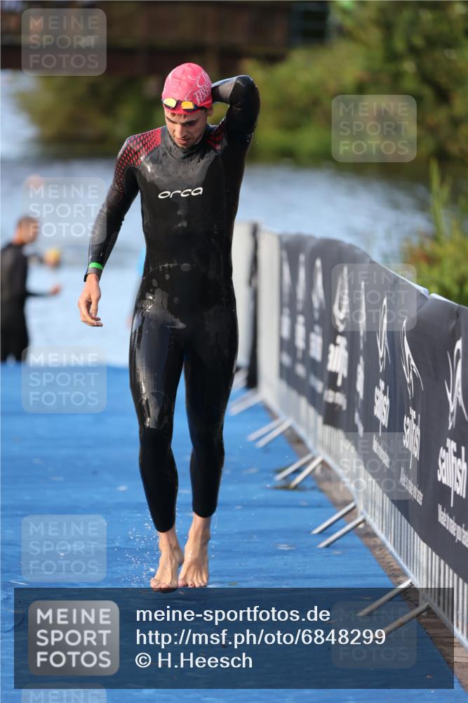 25.08.2024 - Elbe Triathlon Hamburg H.Heesch http://msf.ph/oto/6848299 25.08.2024 08:54:35 Schwimmen 229, 257 meine-sportfotos.de