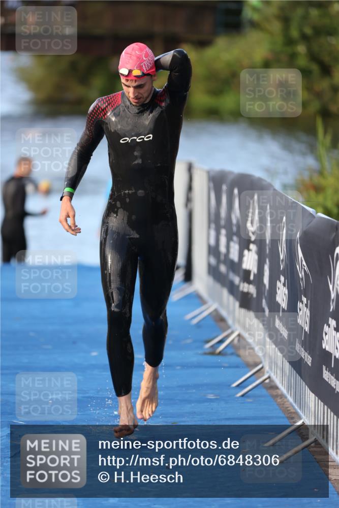 25.08.2024 - Elbe Triathlon Hamburg H.Heesch http://msf.ph/oto/6848306 25.08.2024 08:54:35 Schwimmen 229, 257 meine-sportfotos.de