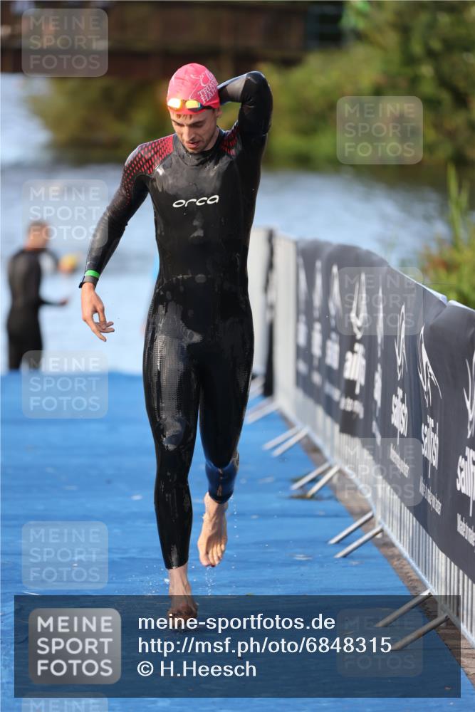 25.08.2024 - Elbe Triathlon Hamburg H.Heesch http://msf.ph/oto/6848315 25.08.2024 08:54:35 Schwimmen 229, 257 meine-sportfotos.de