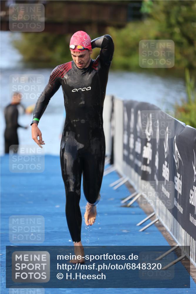 25.08.2024 - Elbe Triathlon Hamburg H.Heesch http://msf.ph/oto/6848320 25.08.2024 08:54:35 Schwimmen 229, 257 meine-sportfotos.de