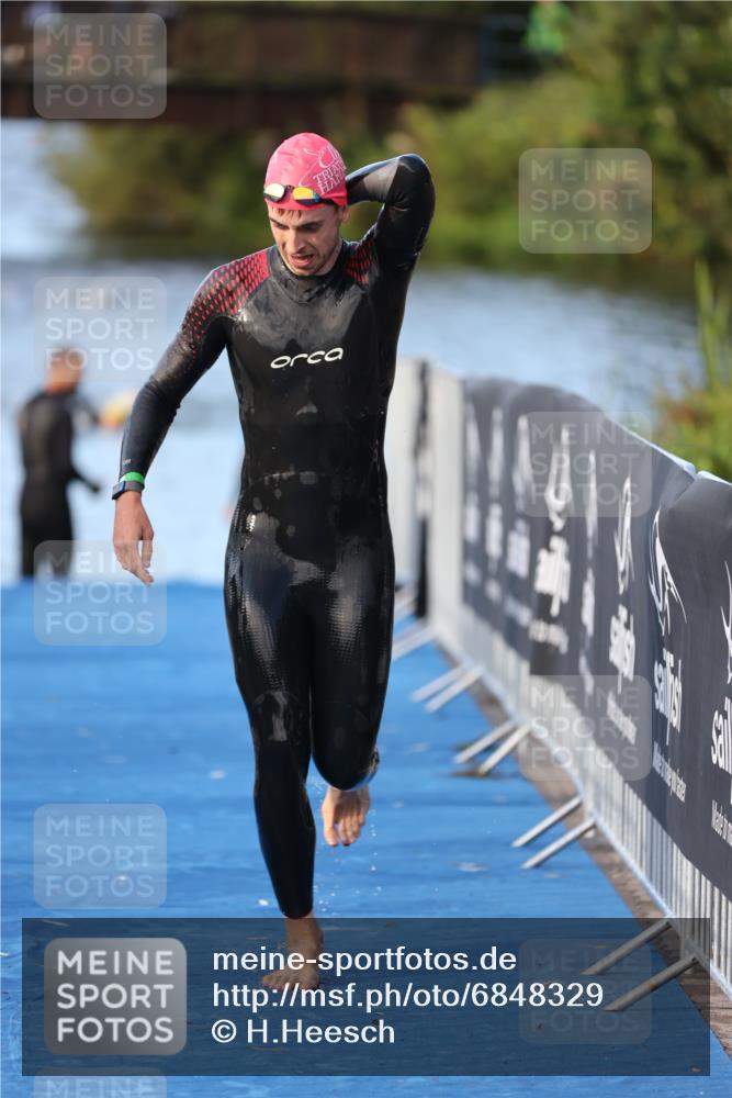 25.08.2024 - Elbe Triathlon Hamburg H.Heesch http://msf.ph/oto/6848329 25.08.2024 08:54:35 Schwimmen 229, 257 meine-sportfotos.de