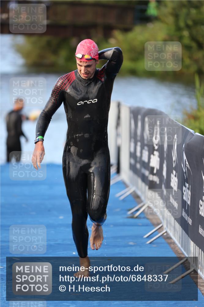 25.08.2024 - Elbe Triathlon Hamburg H.Heesch http://msf.ph/oto/6848337 25.08.2024 08:54:35 Schwimmen 229, 257 meine-sportfotos.de