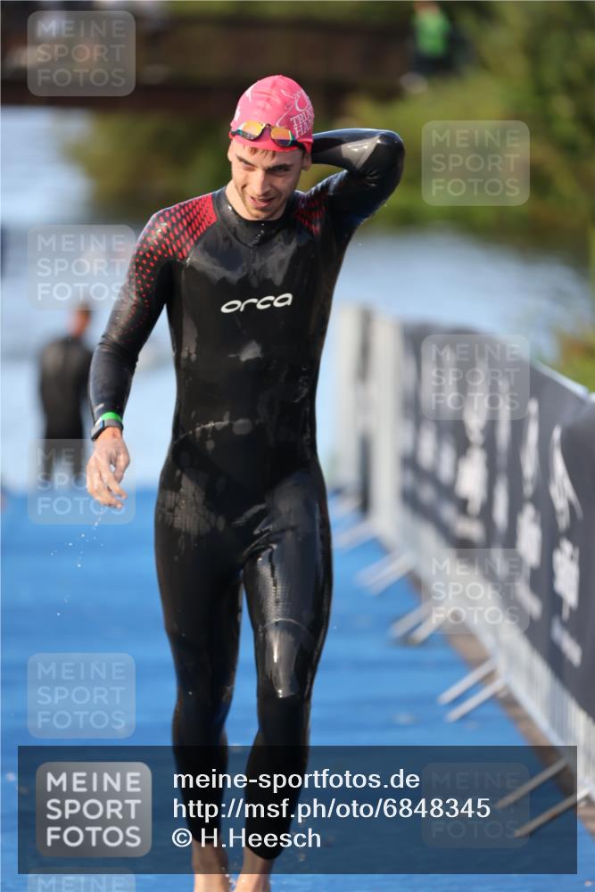 25.08.2024 - Elbe Triathlon Hamburg H.Heesch http://msf.ph/oto/6848345 25.08.2024 08:54:36 Schwimmen 229, 257 meine-sportfotos.de