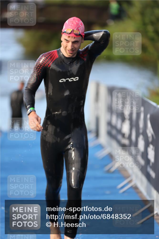 25.08.2024 - Elbe Triathlon Hamburg H.Heesch http://msf.ph/oto/6848352 25.08.2024 08:54:36 Schwimmen 229, 257 meine-sportfotos.de