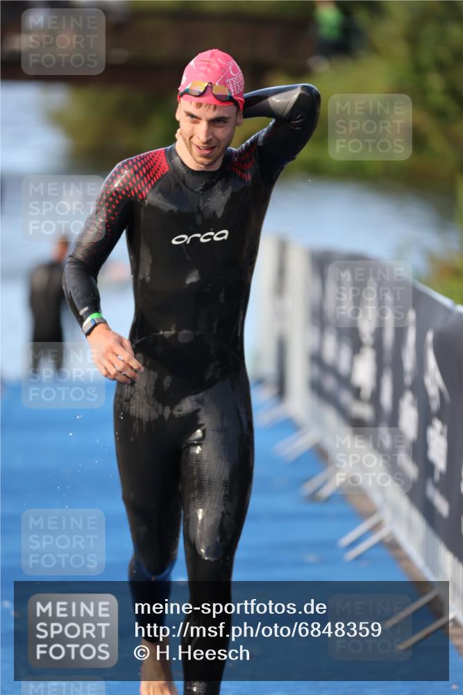 25.08.2024 - Elbe Triathlon Hamburg H.Heesch http://msf.ph/oto/6848359 25.08.2024 08:54:36 Schwimmen 229, 257 meine-sportfotos.de