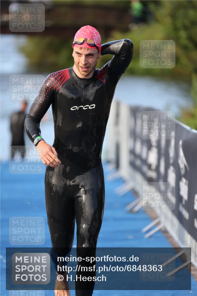 25.08.2024 - Elbe Triathlon Hamburg H.Heesch http://msf.ph/oto/6848363 25.08.2024 08:54:36 Schwimmen 229, 257 meine-sportfotos.de