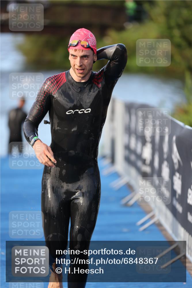 25.08.2024 - Elbe Triathlon Hamburg H.Heesch http://msf.ph/oto/6848367 25.08.2024 08:54:36 Schwimmen 229, 257 meine-sportfotos.de