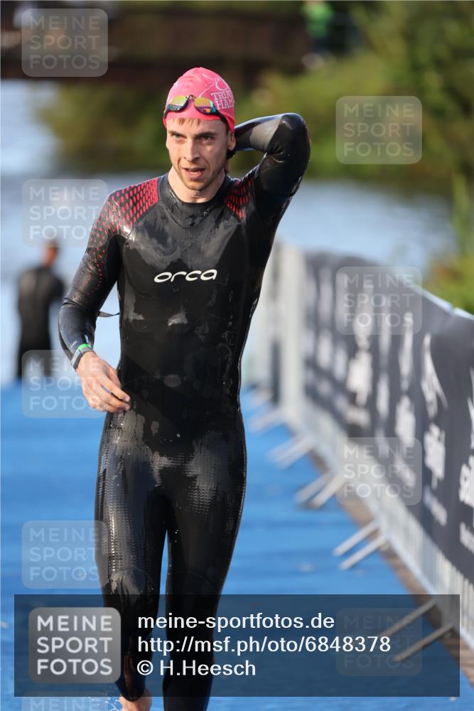 25.08.2024 - Elbe Triathlon Hamburg H.Heesch http://msf.ph/oto/6848378 25.08.2024 08:54:37 Schwimmen 229, 257 meine-sportfotos.de