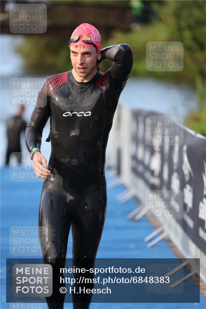 25.08.2024 - Elbe Triathlon Hamburg H.Heesch http://msf.ph/oto/6848383 25.08.2024 08:54:37 Schwimmen 229, 257 meine-sportfotos.de