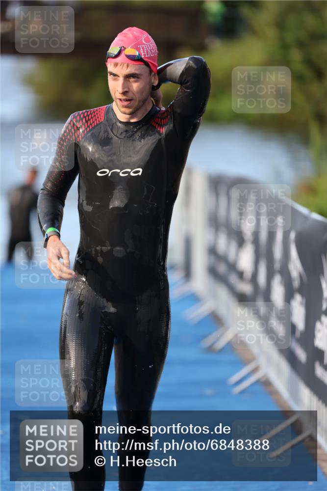 25.08.2024 - Elbe Triathlon Hamburg H.Heesch http://msf.ph/oto/6848388 25.08.2024 08:54:37 Schwimmen 229, 257 meine-sportfotos.de
