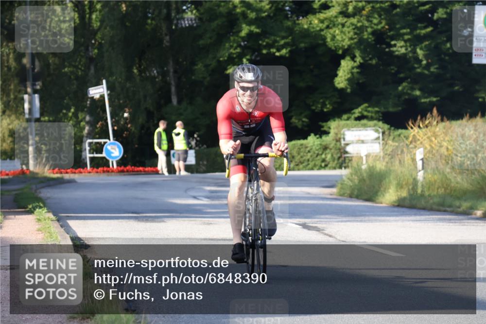 25.08.2024 - Elbe Triathlon Hamburg Fuchs,  Jonas http://msf.ph/oto/6848390 25.08.2024 09:10:50 Radfahren 122, 74, 230, 77 meine-sportfotos.de
