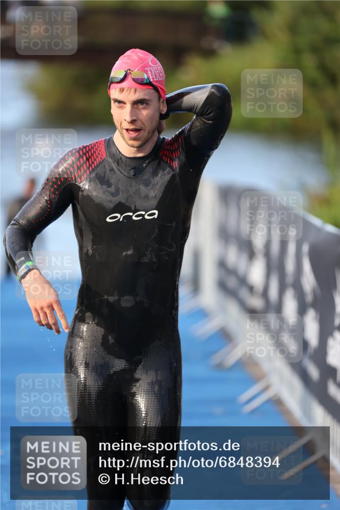25.08.2024 - Elbe Triathlon Hamburg H.Heesch http://msf.ph/oto/6848394 25.08.2024 08:54:37 Schwimmen 229, 257 meine-sportfotos.de