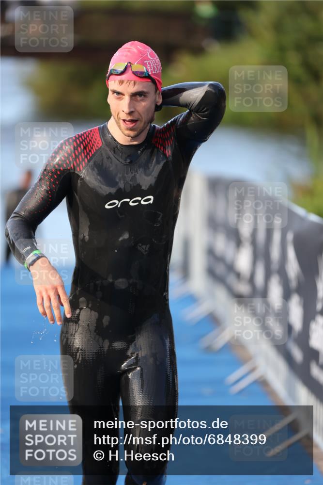25.08.2024 - Elbe Triathlon Hamburg H.Heesch http://msf.ph/oto/6848399 25.08.2024 08:54:37 Schwimmen 229, 257 meine-sportfotos.de