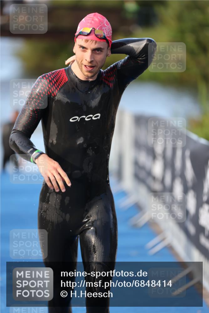 25.08.2024 - Elbe Triathlon Hamburg H.Heesch http://msf.ph/oto/6848414 25.08.2024 08:54:37 Schwimmen 229, 257 meine-sportfotos.de