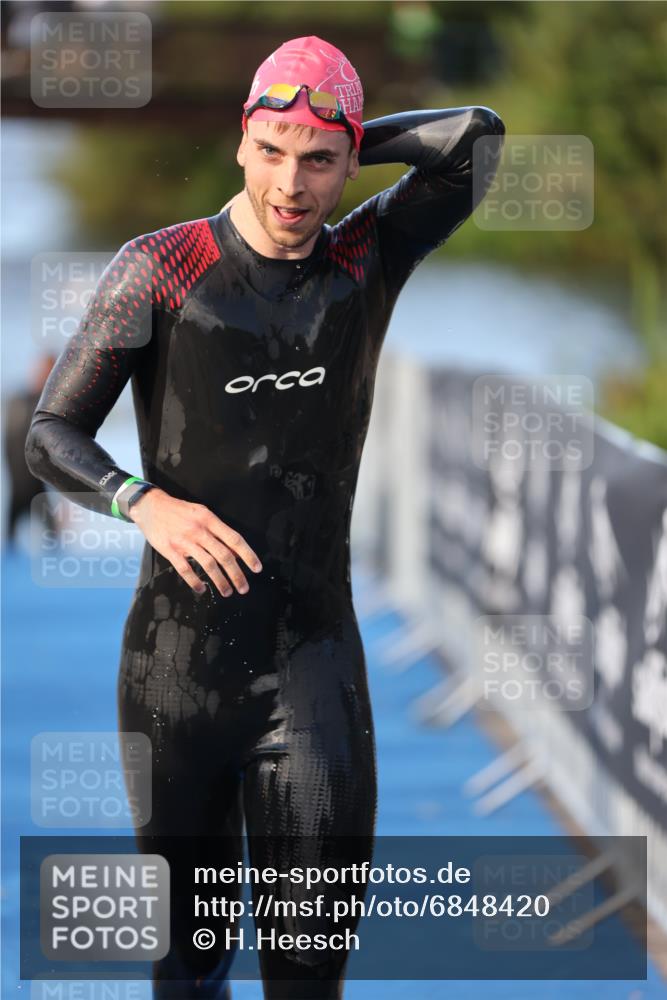25.08.2024 - Elbe Triathlon Hamburg H.Heesch http://msf.ph/oto/6848420 25.08.2024 08:54:37 Schwimmen 229, 257 meine-sportfotos.de