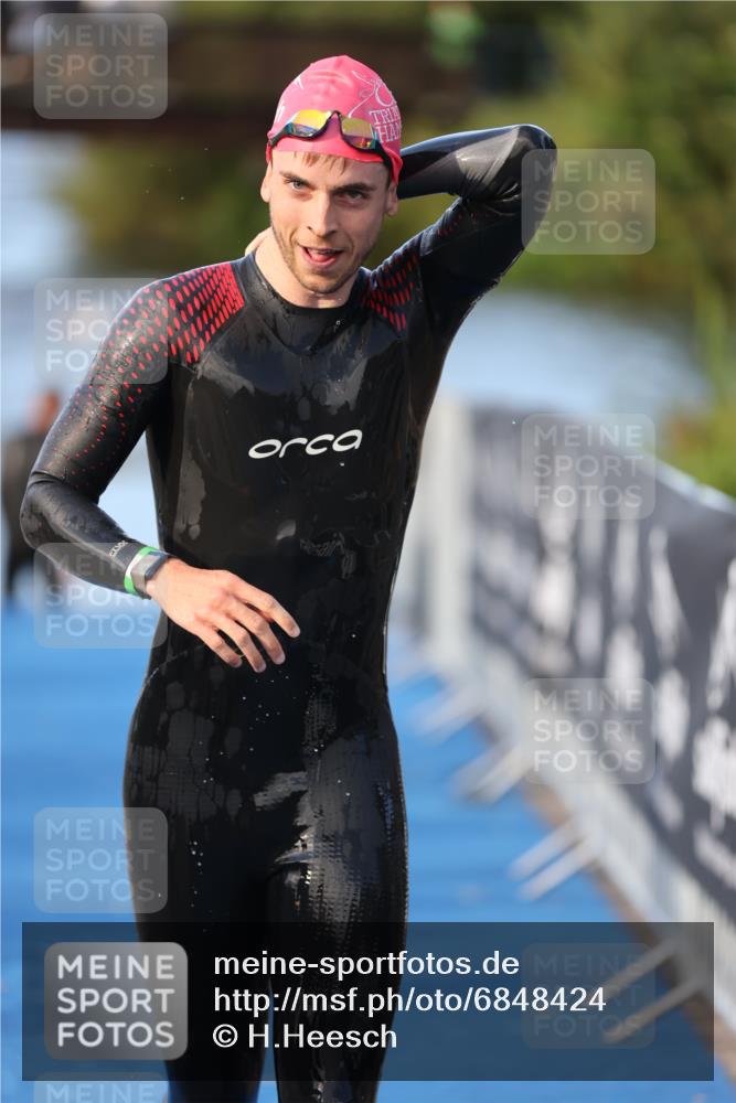 25.08.2024 - Elbe Triathlon Hamburg H.Heesch http://msf.ph/oto/6848424 25.08.2024 08:54:37 Schwimmen 229, 257 meine-sportfotos.de