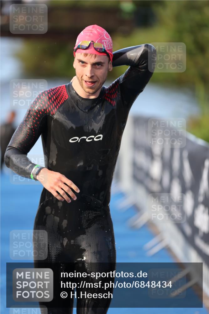 25.08.2024 - Elbe Triathlon Hamburg H.Heesch http://msf.ph/oto/6848434 25.08.2024 08:54:37 Schwimmen 229, 257 meine-sportfotos.de