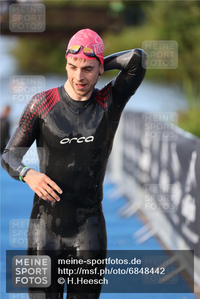 25.08.2024 - Elbe Triathlon Hamburg H.Heesch http://msf.ph/oto/6848442 25.08.2024 08:54:37 Schwimmen 229, 257 meine-sportfotos.de