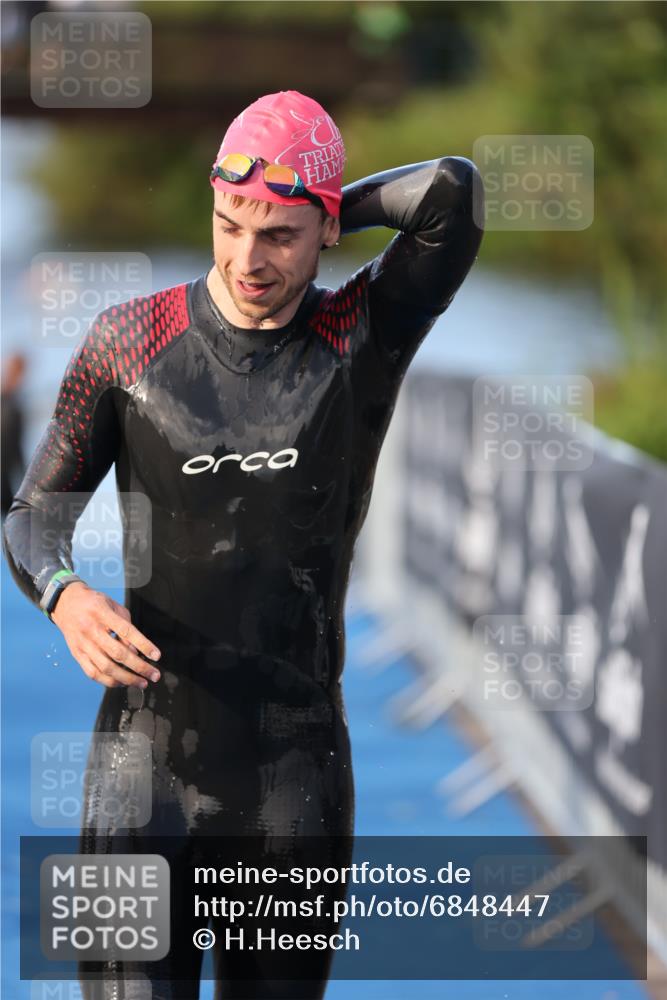 25.08.2024 - Elbe Triathlon Hamburg H.Heesch http://msf.ph/oto/6848447 25.08.2024 08:54:37 Schwimmen 229, 257 meine-sportfotos.de
