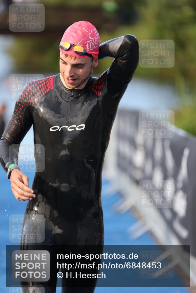 25.08.2024 - Elbe Triathlon Hamburg H.Heesch http://msf.ph/oto/6848453 25.08.2024 08:54:37 Schwimmen 229, 257 meine-sportfotos.de