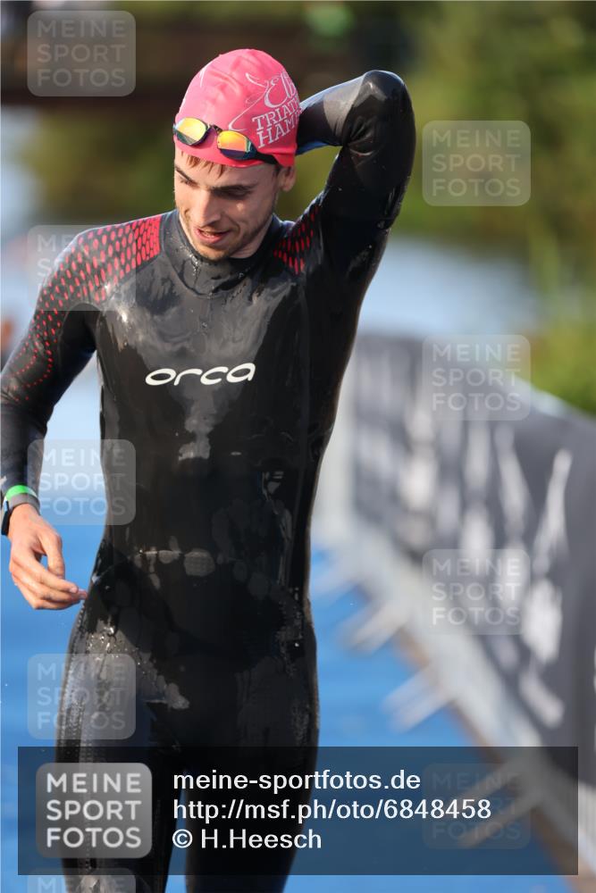 25.08.2024 - Elbe Triathlon Hamburg H.Heesch http://msf.ph/oto/6848458 25.08.2024 08:54:37 Schwimmen 229, 257 meine-sportfotos.de