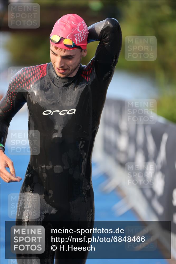 25.08.2024 - Elbe Triathlon Hamburg H.Heesch http://msf.ph/oto/6848466 25.08.2024 08:54:37 Schwimmen 229, 257 meine-sportfotos.de