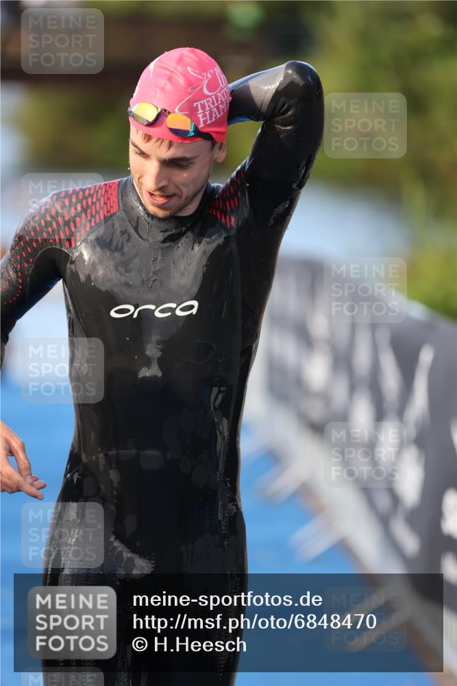 25.08.2024 - Elbe Triathlon Hamburg H.Heesch http://msf.ph/oto/6848470 25.08.2024 08:54:37 Schwimmen 229, 257 meine-sportfotos.de