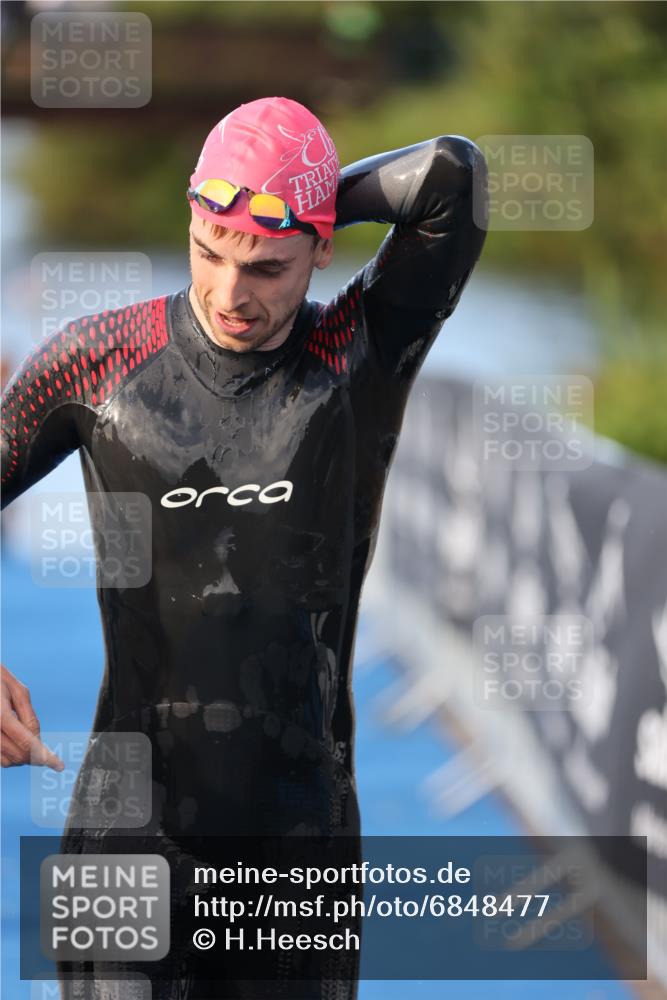 25.08.2024 - Elbe Triathlon Hamburg H.Heesch http://msf.ph/oto/6848477 25.08.2024 08:54:37 Schwimmen 229, 257 meine-sportfotos.de