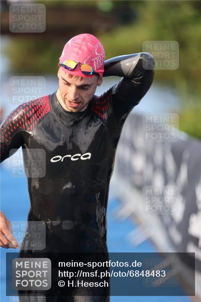25.08.2024 - Elbe Triathlon Hamburg H.Heesch http://msf.ph/oto/6848483 25.08.2024 08:54:38 Schwimmen 229, 257 meine-sportfotos.de